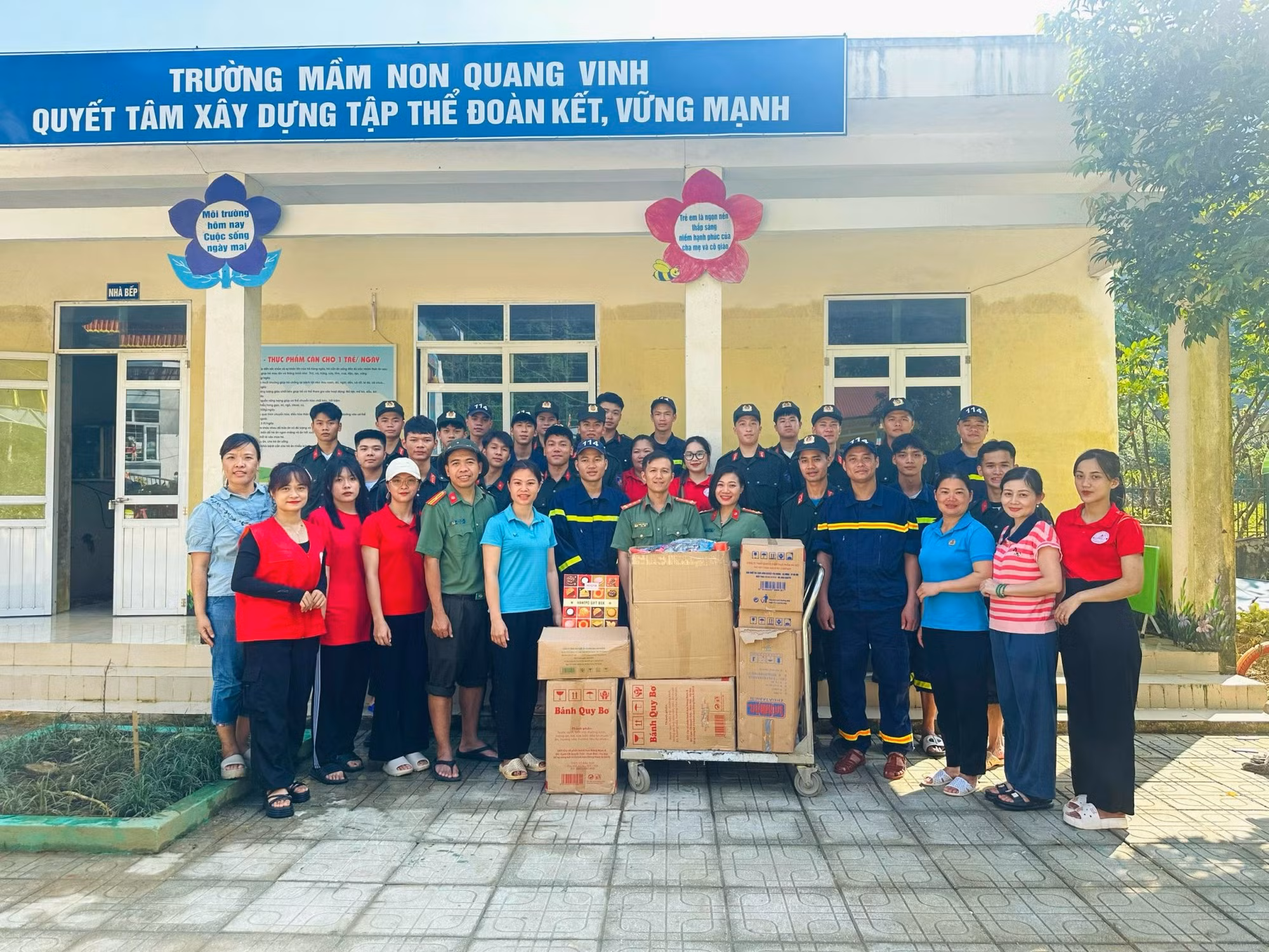 Đoàn công tác tặng quà cho nhà trường.