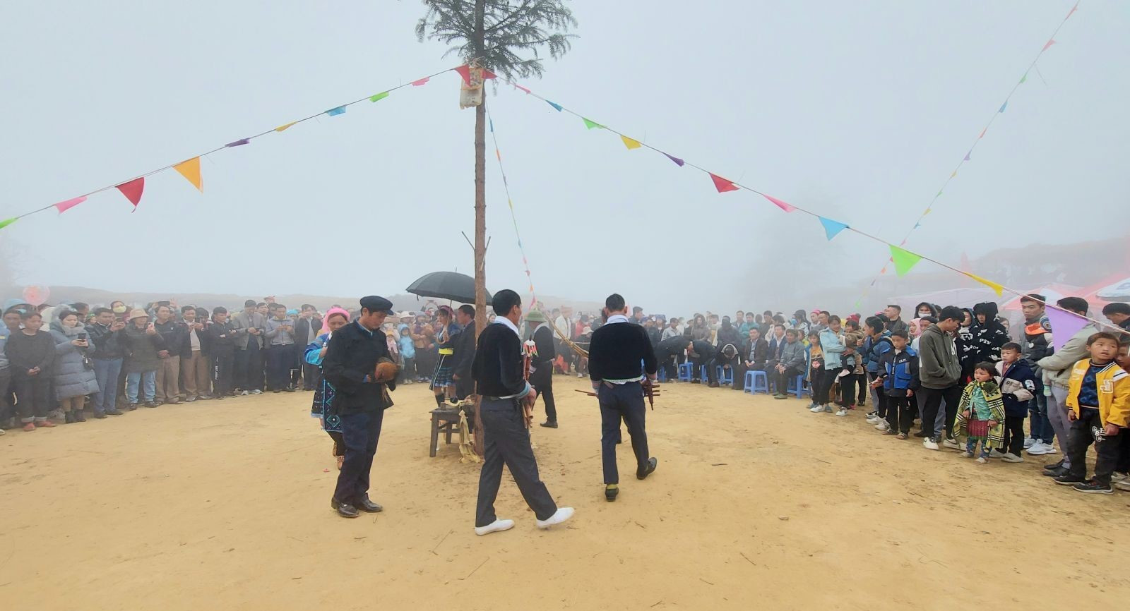 Quang cảnh lễ cúng tại lễ hội Gầu Tào xã Dào San, huyện Phong Thổ, Lai Châu. Quang cảnh lễ cúng tại lễ hội Gầu Tào xã Dào San, huyện Phong Thổ, Lai Châu.