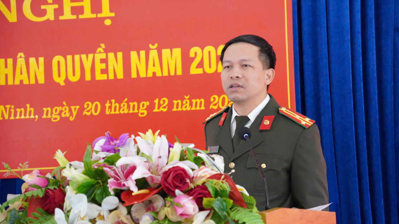 Thượng tá Phạm Văn Dũng, Phó Giám đốc Công an tỉnh, Phó Trưởng Ban thường trực Ban Chỉ đạo Nhân quyền tỉnh phát biểu tại hội nghị.