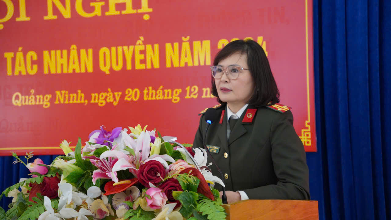 Đại tá Nguyễn Thị Thanh Hương, Văn phòng Thường trực về Nhân quyền Chính phủ, báo cáo viên của hội nghị.