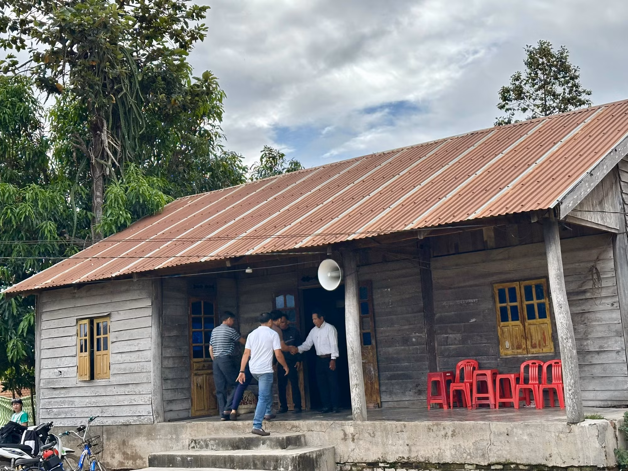 Cơ quan chức năng đến thăm hỏi gia đình ông Ksor Bhat