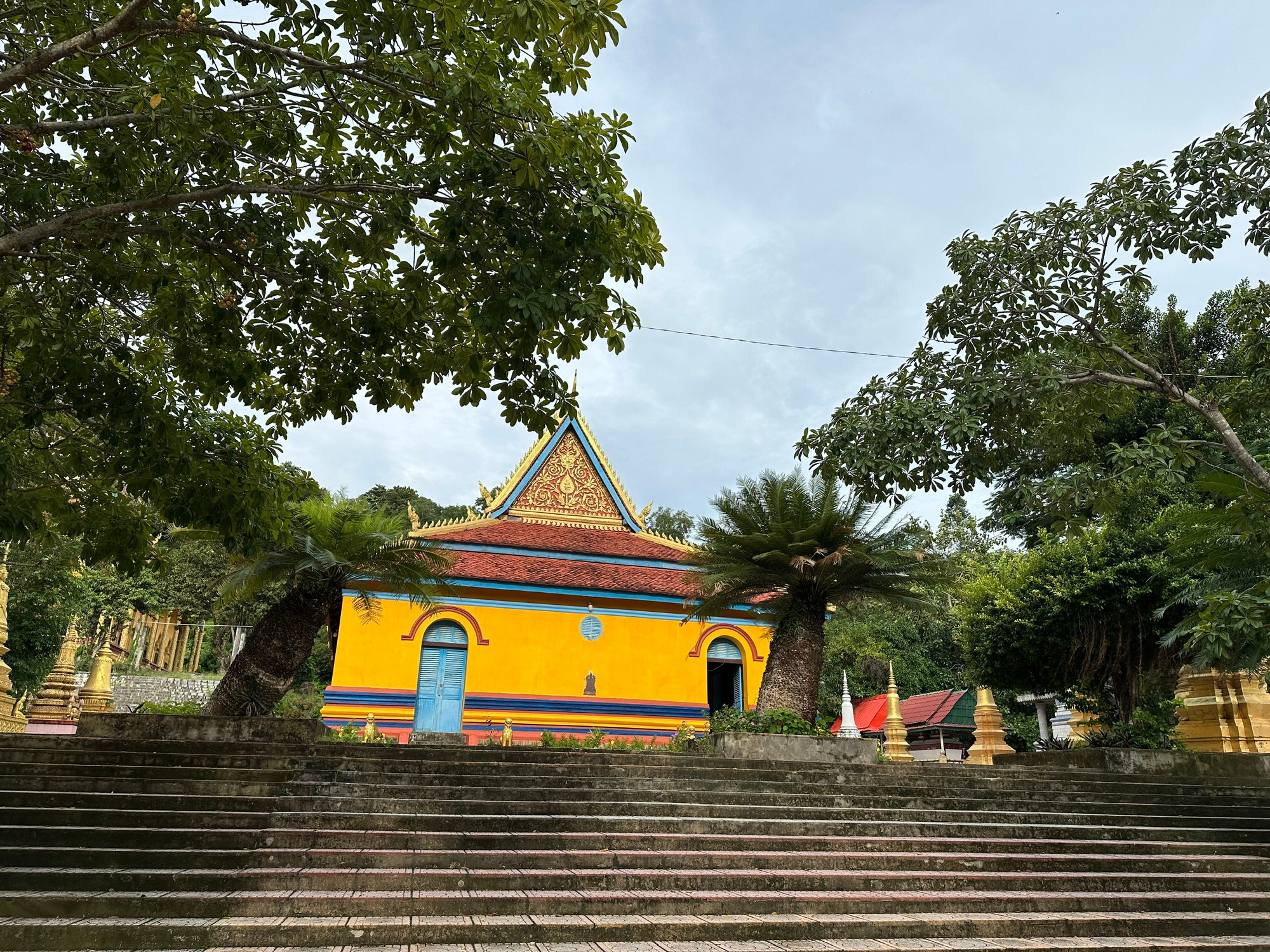 Một góc chùa Sà Lôn. Một góc chùa Sà Lôn.