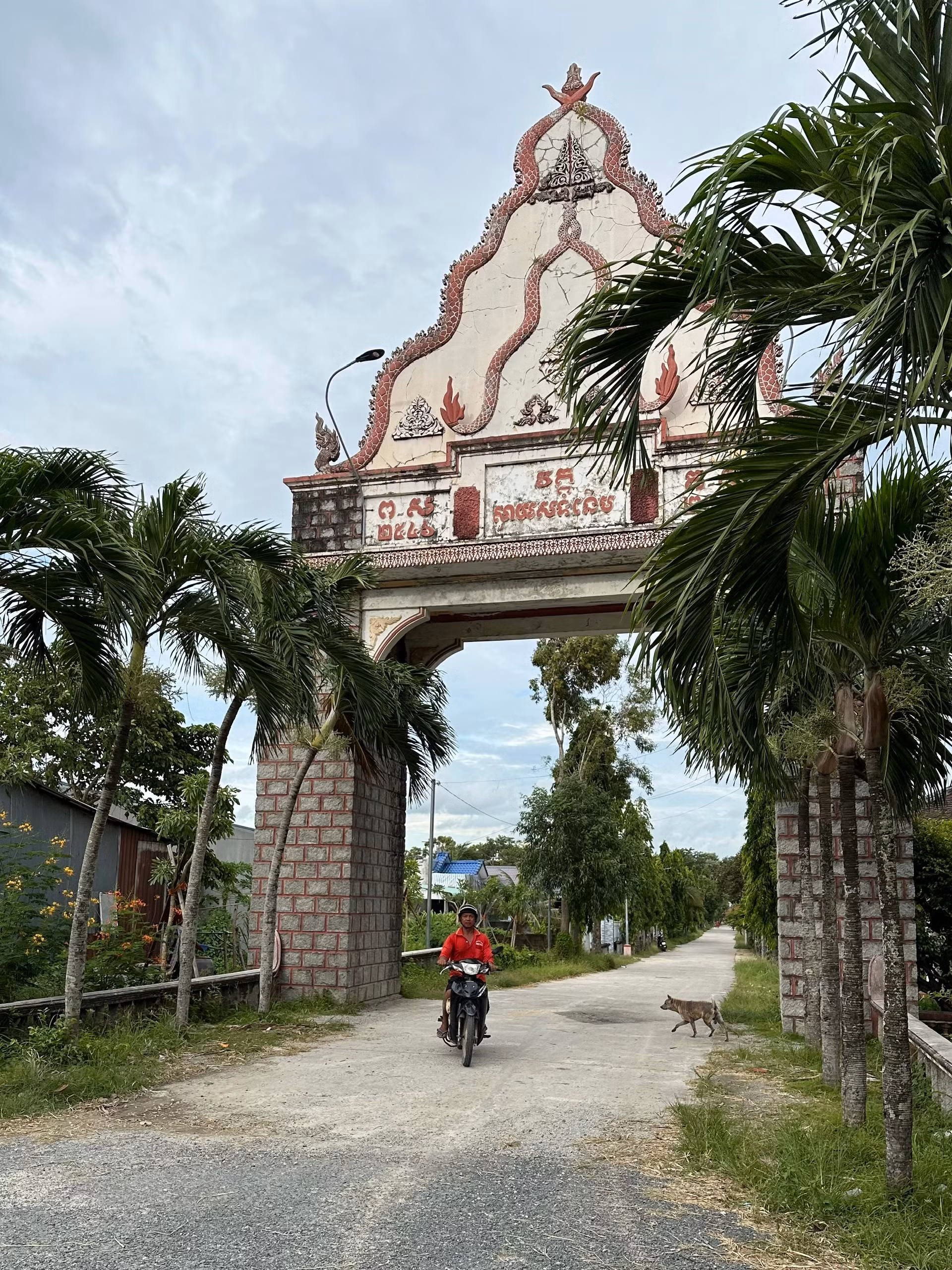 Đường vào chùa Soài So, huyện Tri Tôn. Đây là địa bàn có đông đồng bào Khmer sinh sống.