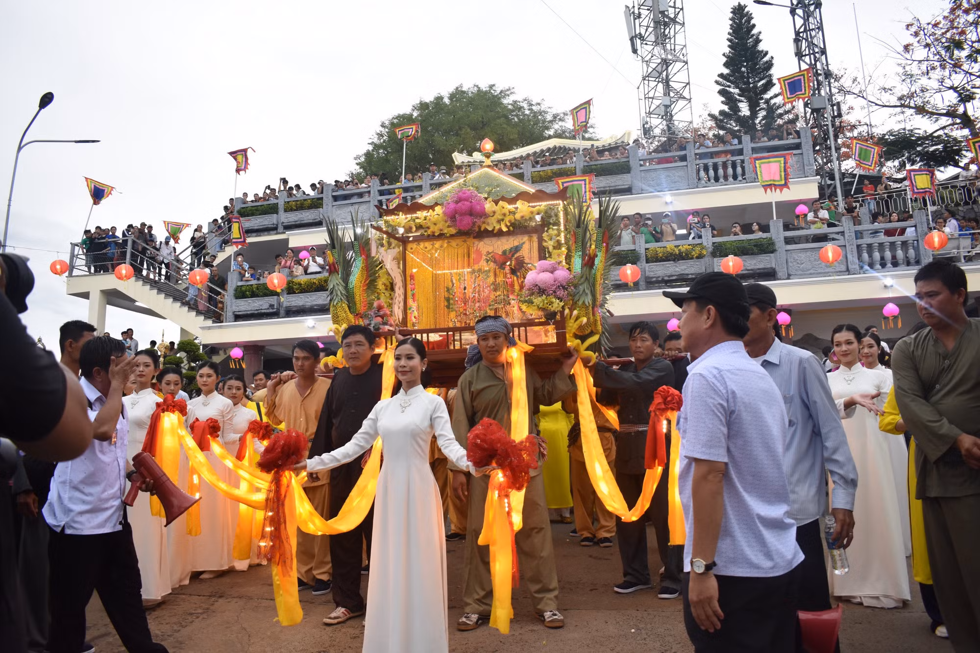 Chuẩn bị nghi lễ rước tượng Bà. (Ảnh: BQL)