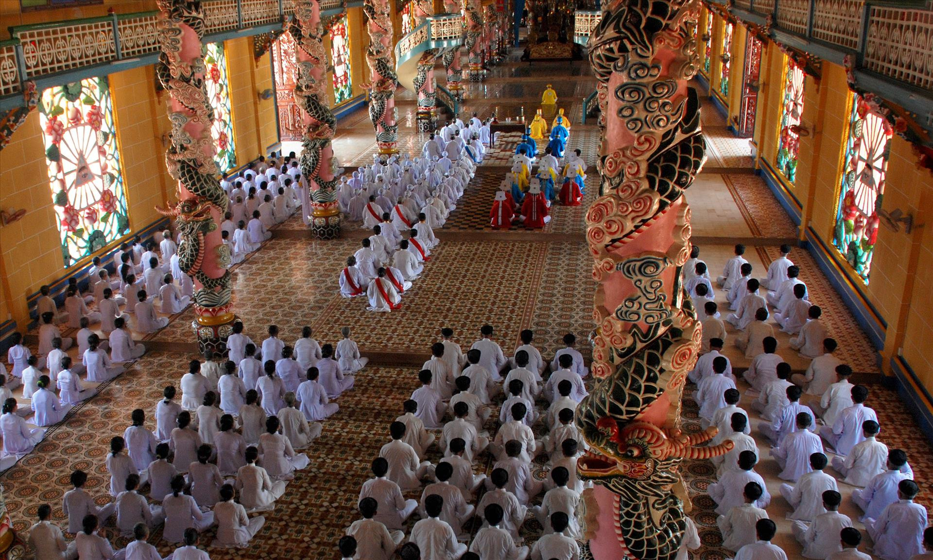 Một buổi hành lễ của các tín đồ Cao Đài ở Tòa Thánh Tây Ninh