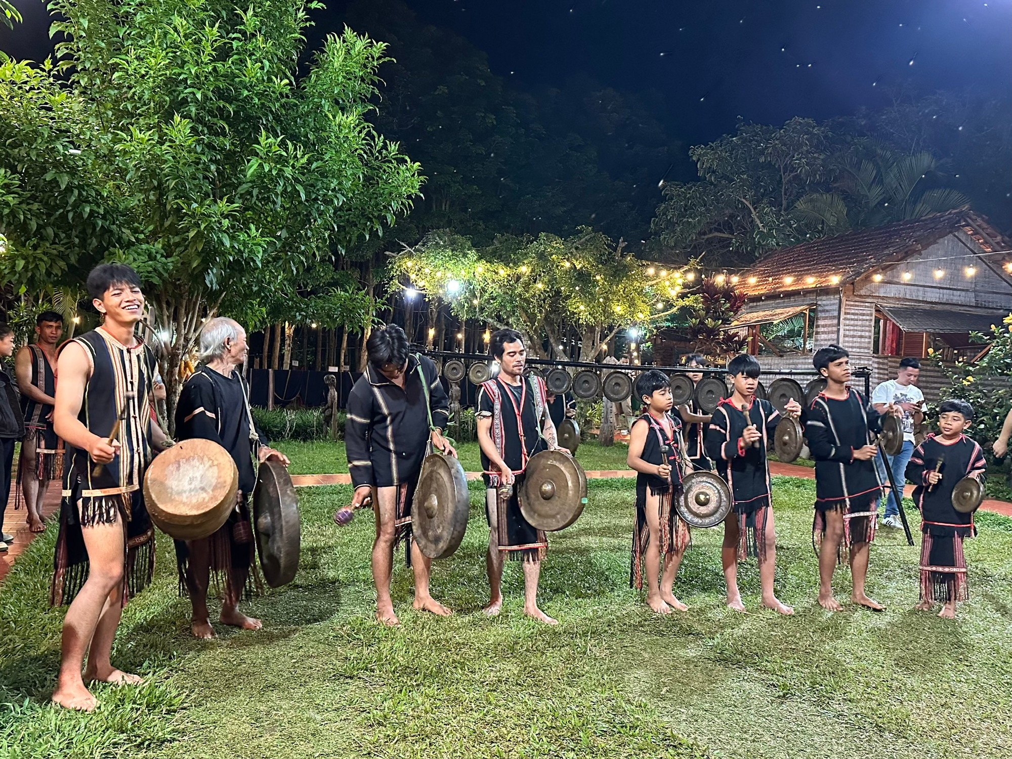 Nhờ sự truyền dạy của các nghệ nhân, nhiều em nhỏ đã có thể tham gia đánh cồng chiêng, góp phần bảo tồn văn hóa dân tộc. (Ảnh THI PHONG)