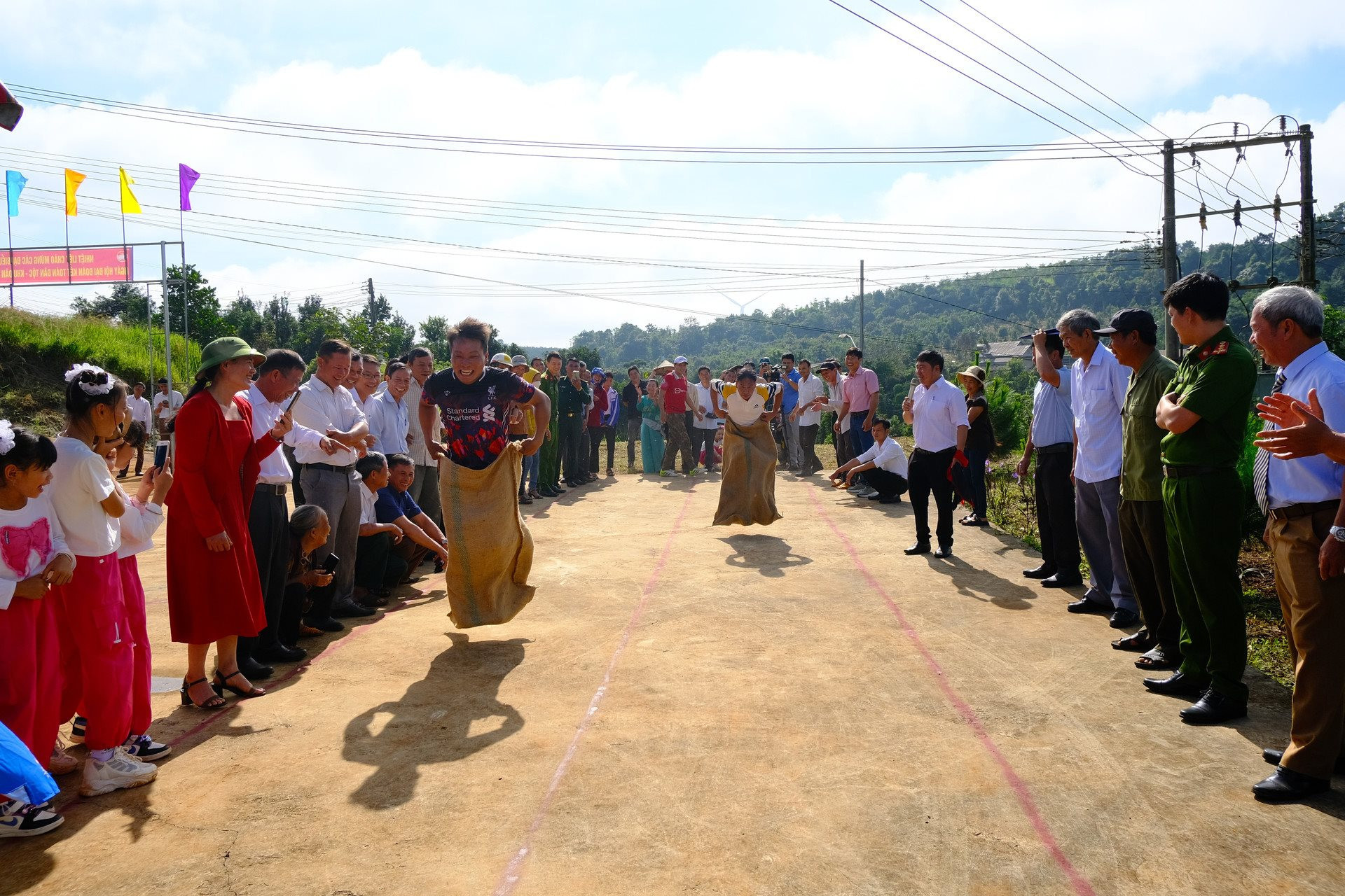 Nhân dân thôn Thuận Bắc, xã Thuận Hạnh, huyện Đắk Song (Đắk Nông) tham gia hội thao Ngày hội Đại đoàn kết toàn dân tộc năm 2023. Nhân dân thôn Thuận Bắc, xã Thuận Hạnh, huyện Đắk Song (Đắk Nông) tham gia hội thao Ngày hội Đại đoàn kết toàn dân tộc năm 2023.