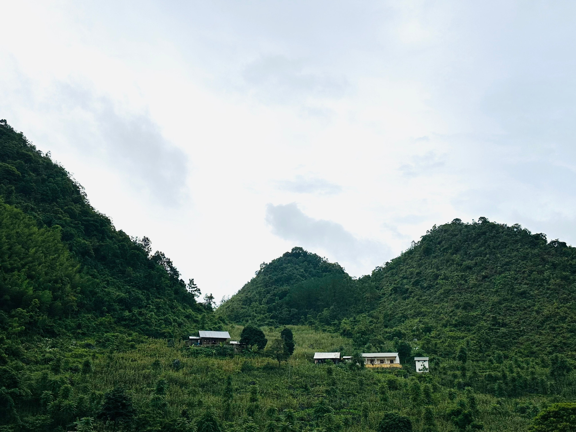 Ngày càng có thêm nhiều ngôi nhà khang trang trên mảnh đất Thượng Thôn. (Ảnh: THI PHONG)