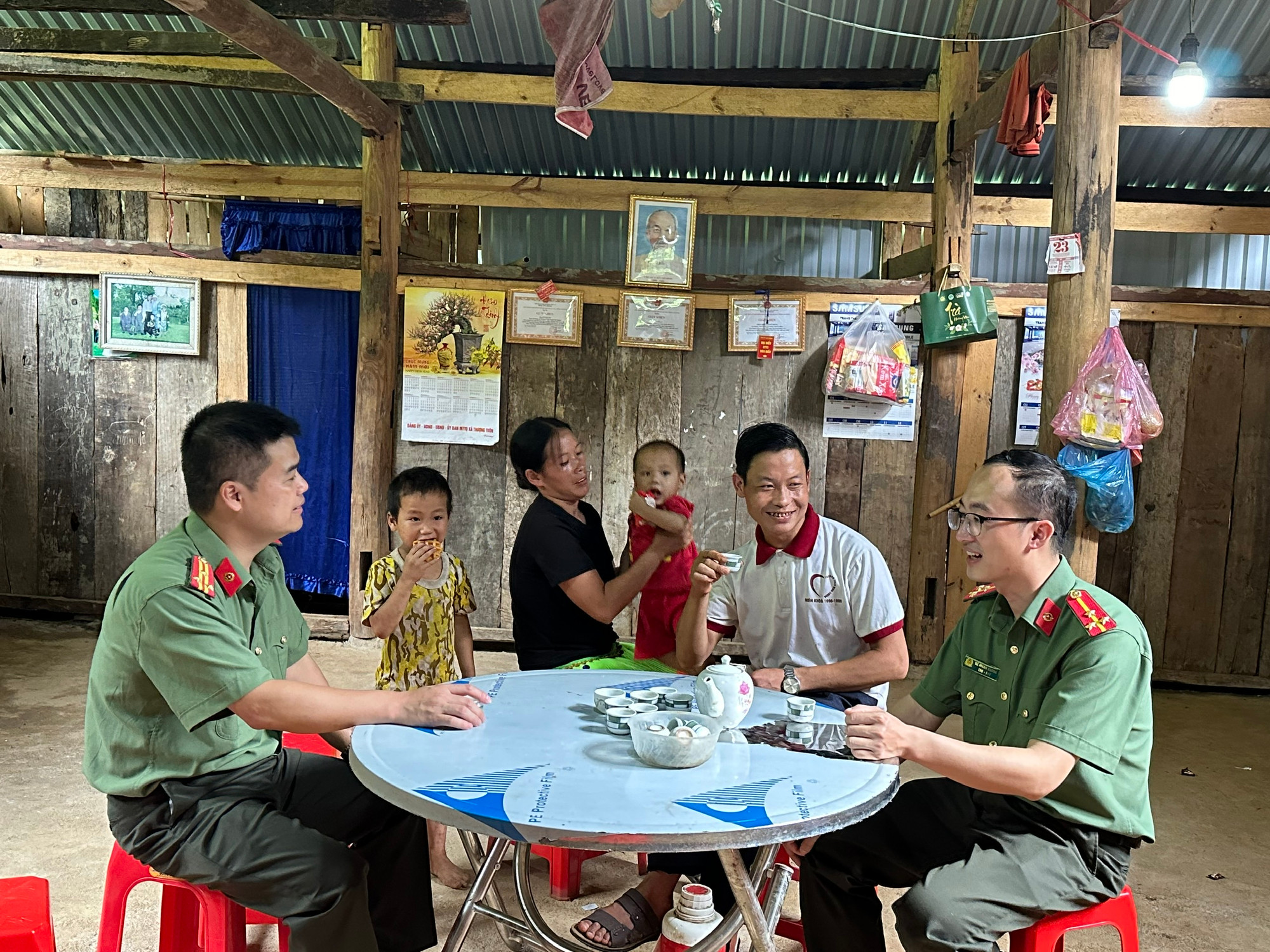 Công an huyện Hà Quảng đến thăm vợ chồng anh Lý Văn Nó. (Ảnh: THI PHONG)