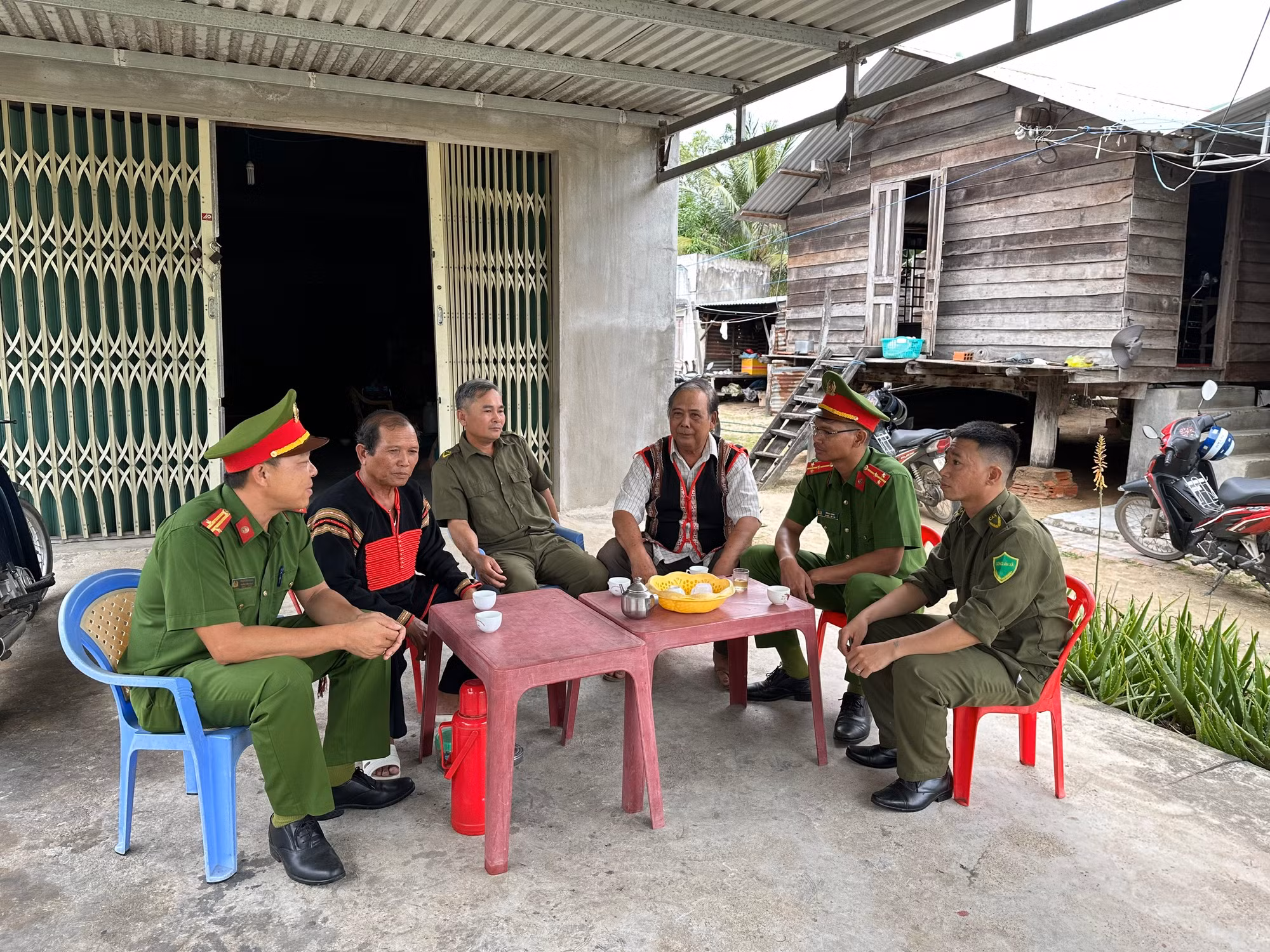 Các cơ quan chức năng thường xuyên gặp gỡ, nắm bắt tâm tư nguyện vọng của người dân, phát huy tốt hiệu quả của mô hình "Trở về đức tin, giữ bình yên thôn làng". (Ảnh: HÀ NHÂN)