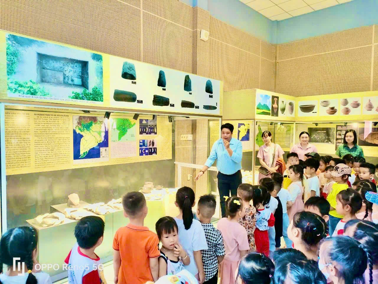 Các em học sinh quan sát các hiện vật được trưng bày tại Nhà trưng bày văn hóa Óc Eo.