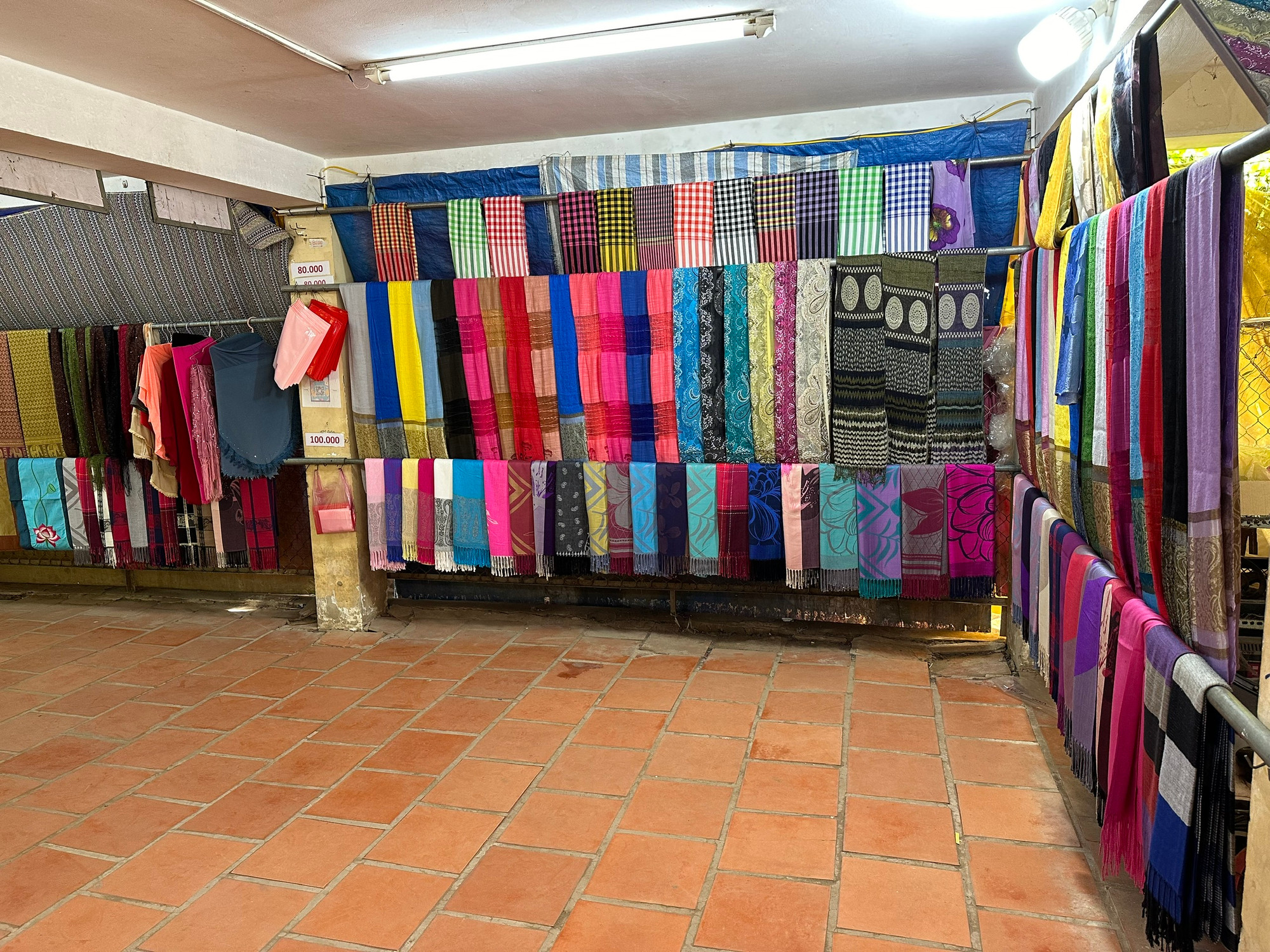 Cửa hàng trưng bày tại làng Chăm Đa Phước chủ yếu nhập từ bên ngoài. (Ảnh: Thi Phong)