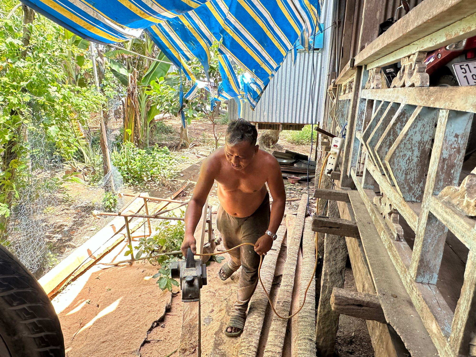 Anh Jac Queqrya nhận mọi công việc về mộc trong làng. (Ảnh: Thi Phong)