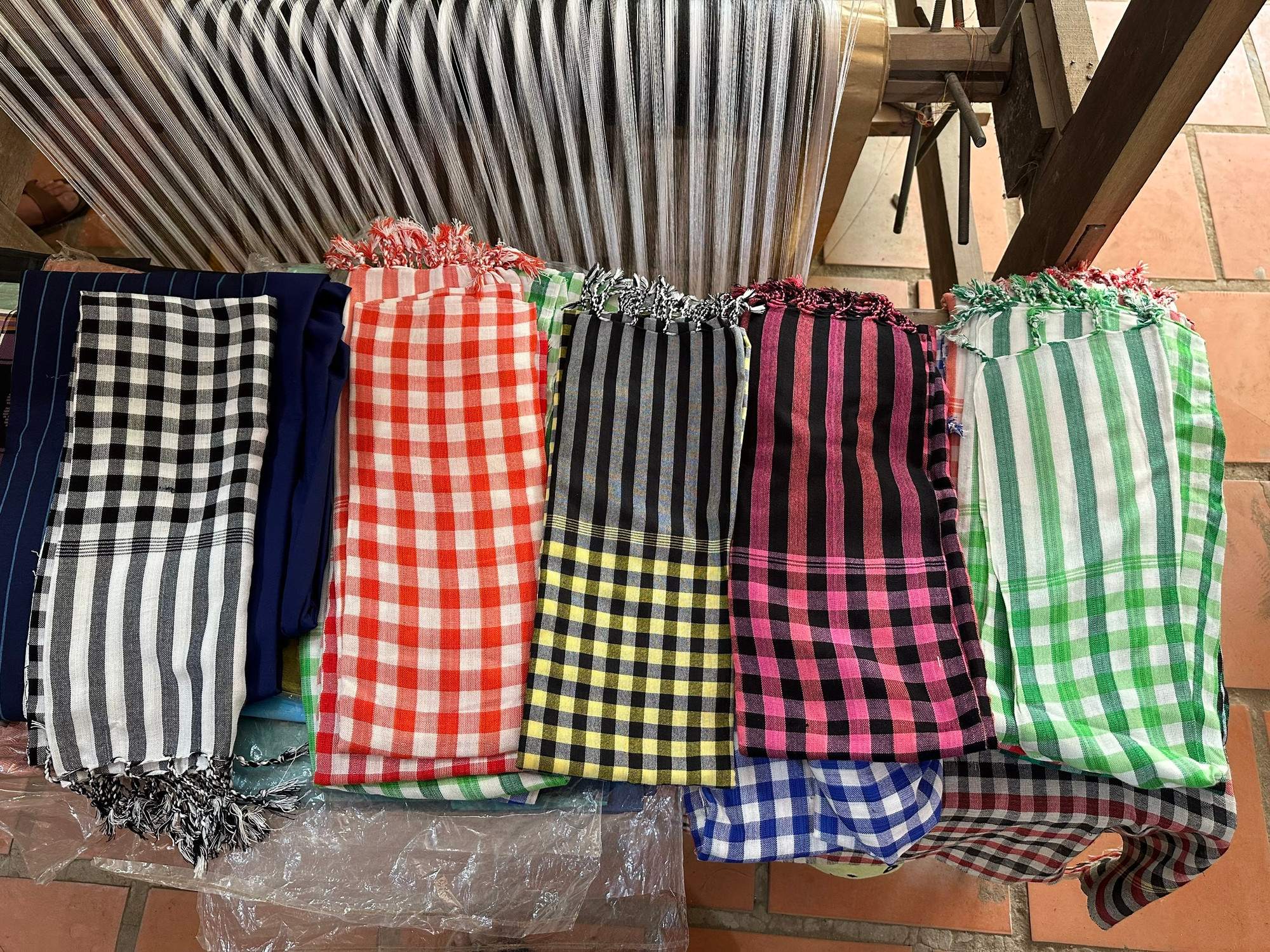 Các sản phẩm dệt của gia đình chị Romah. (Ảnh: Thi Phong)