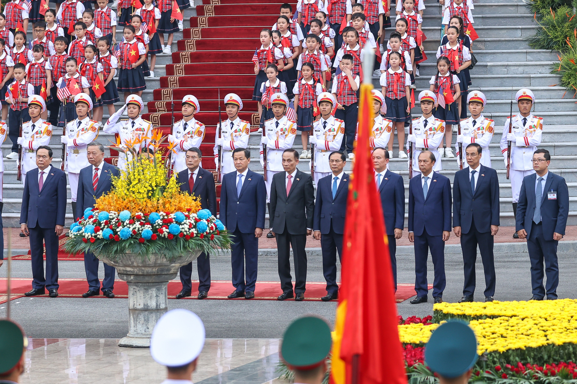 Các đồng chí lãnh đạo tham dự Lễ đón Tổng thống Hoa Kỳ Joe Biden và các thành viên trong Đoàn. (Ảnh VGP/Nhật Bắc)