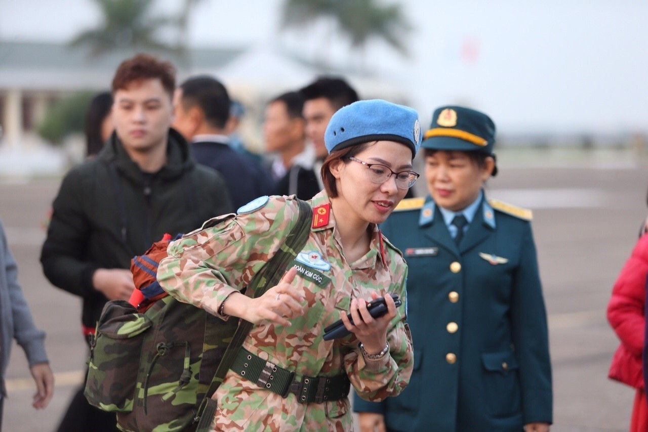 Nữ quân nhân lên đường làm nhiệm vụ quốc tế tại Nam Sudan. (Ảnh: Dương Giang/TTXVN)