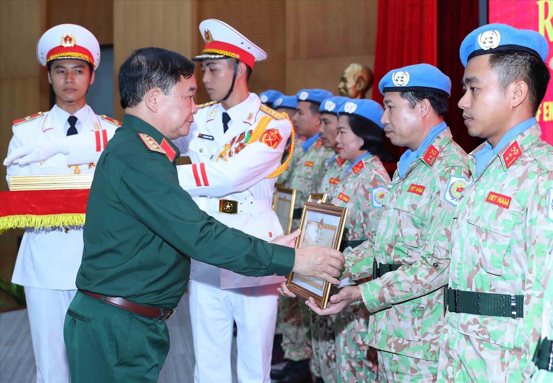 Thượng tướng Hoàng Xuân Chiến trao Bằng khen của Bộ trưởng Quốc phòng cho các lực lượng tham gia gìn giữ hòa bình Liên hợp quốc tại Phái bộ UNISFA khu vực Abyei. (Ảnh: An Đăng/TTXVN)