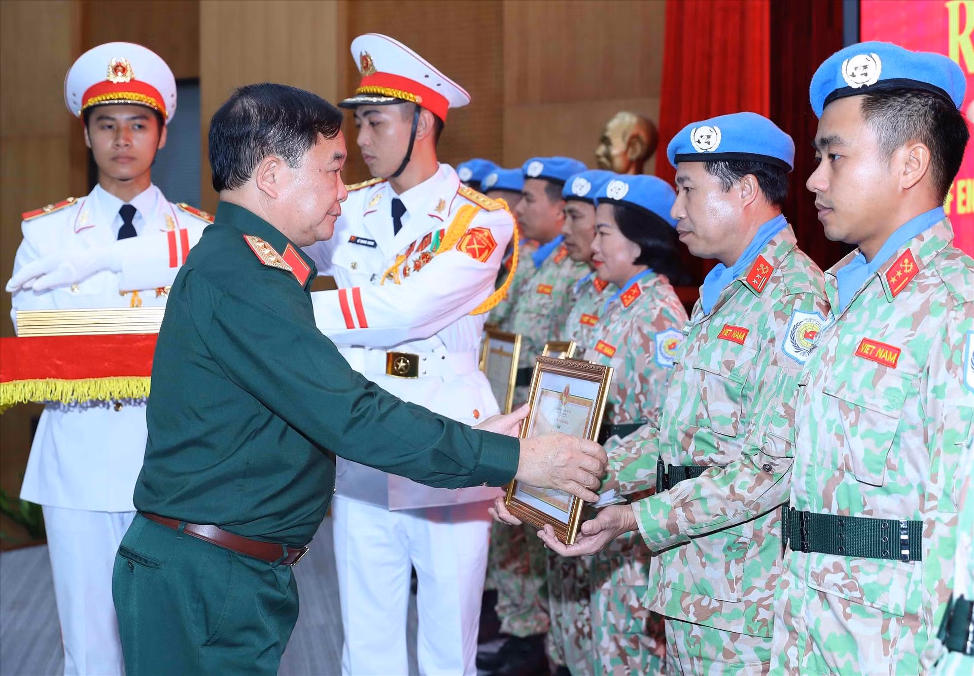 Thượng tướng Hoàng Xuân Chiến trao Bằng khen của Bộ trưởng Quốc phòng cho các lực lượng tham gia gìn giữ hòa bình Liên hợp quốc tại Phái bộ UNISFA khu vực Abyei. (Ảnh: An Đăng/TTXVN)