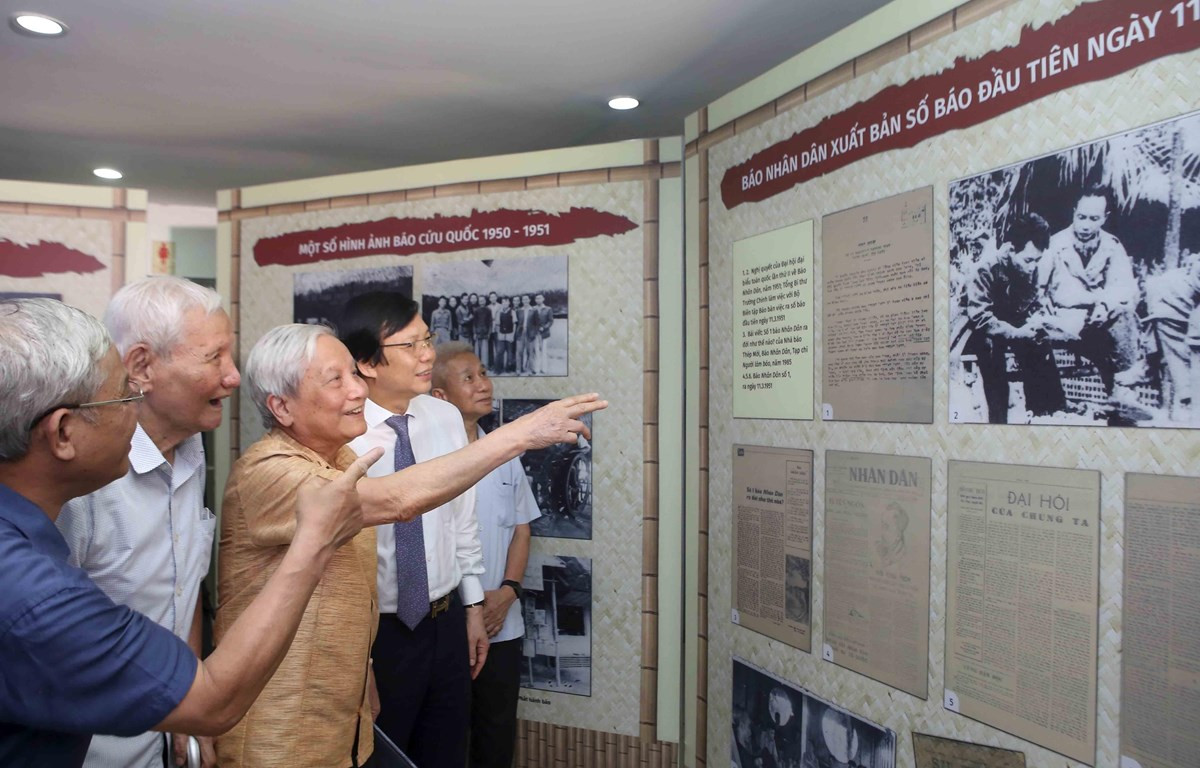 Các nhà báo lão thành ôn lại kỷ niệm làm báo chiến khu. (Ảnh: Tuấn Đức/TTXVN)