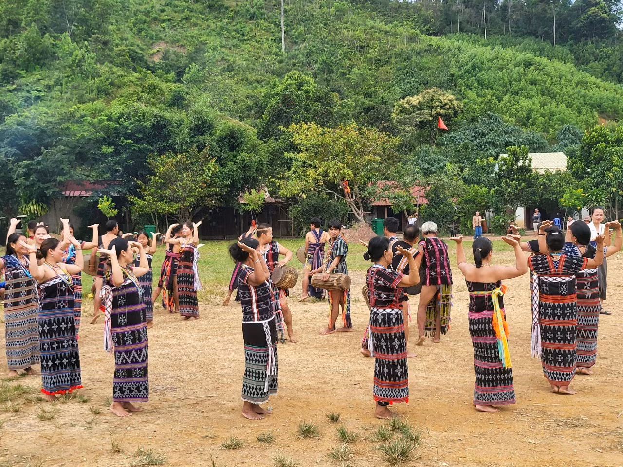 Đội văn nghệ thôn Arớh biểu diễn một điệu múa truyền thống