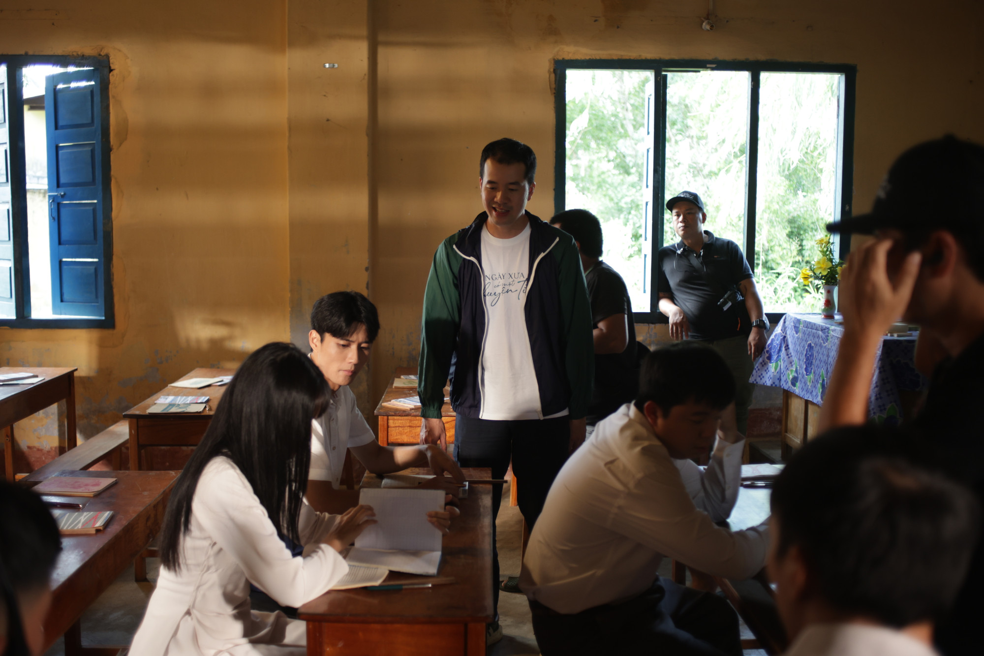 Đạo diễn Trịnh Đình Lê Minh hướng dẫn diễn viên thực hiện một phân cảnh trong phim. (Ảnh: Đoàn làm phim)