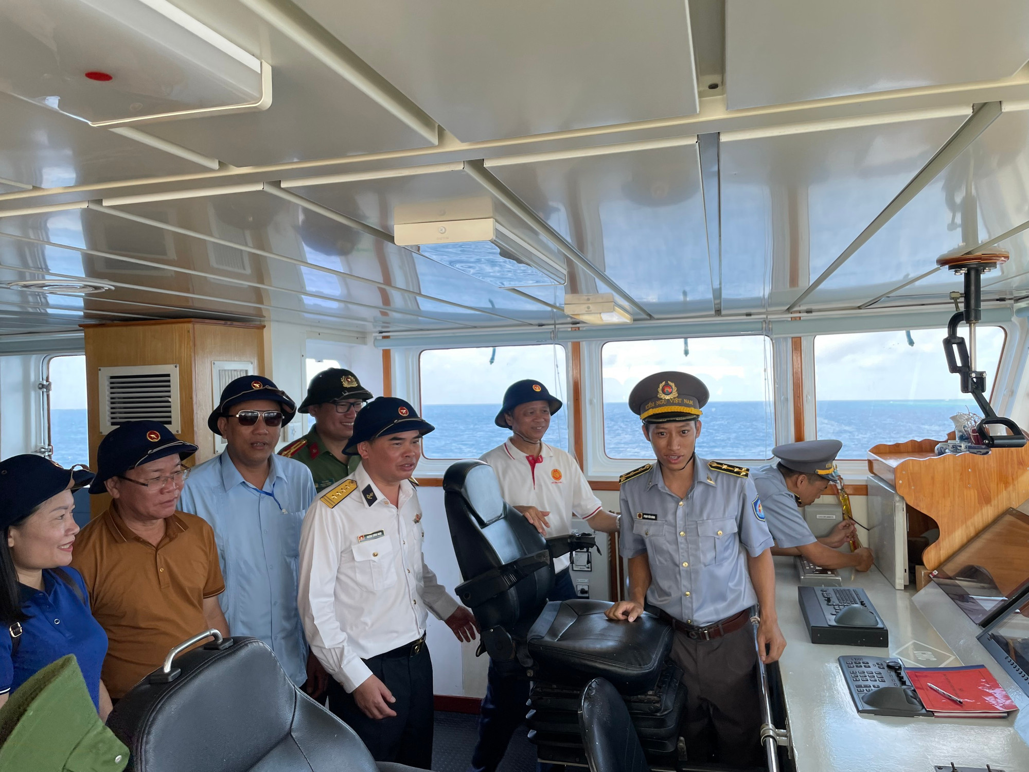 Đại tá Hoàng Lương Ngọc và các đại biểu đại diện đoàn công tác đến thăm, kiểm tra và động viên cán bộ, chiến sĩ trên tàu KN 475.