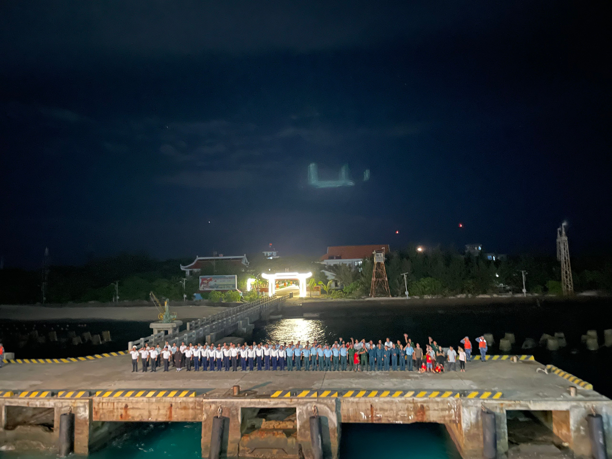 Quân và dân trên đảo Trường Sa bịn rịn chia tay đoàn công tác rời đảo.