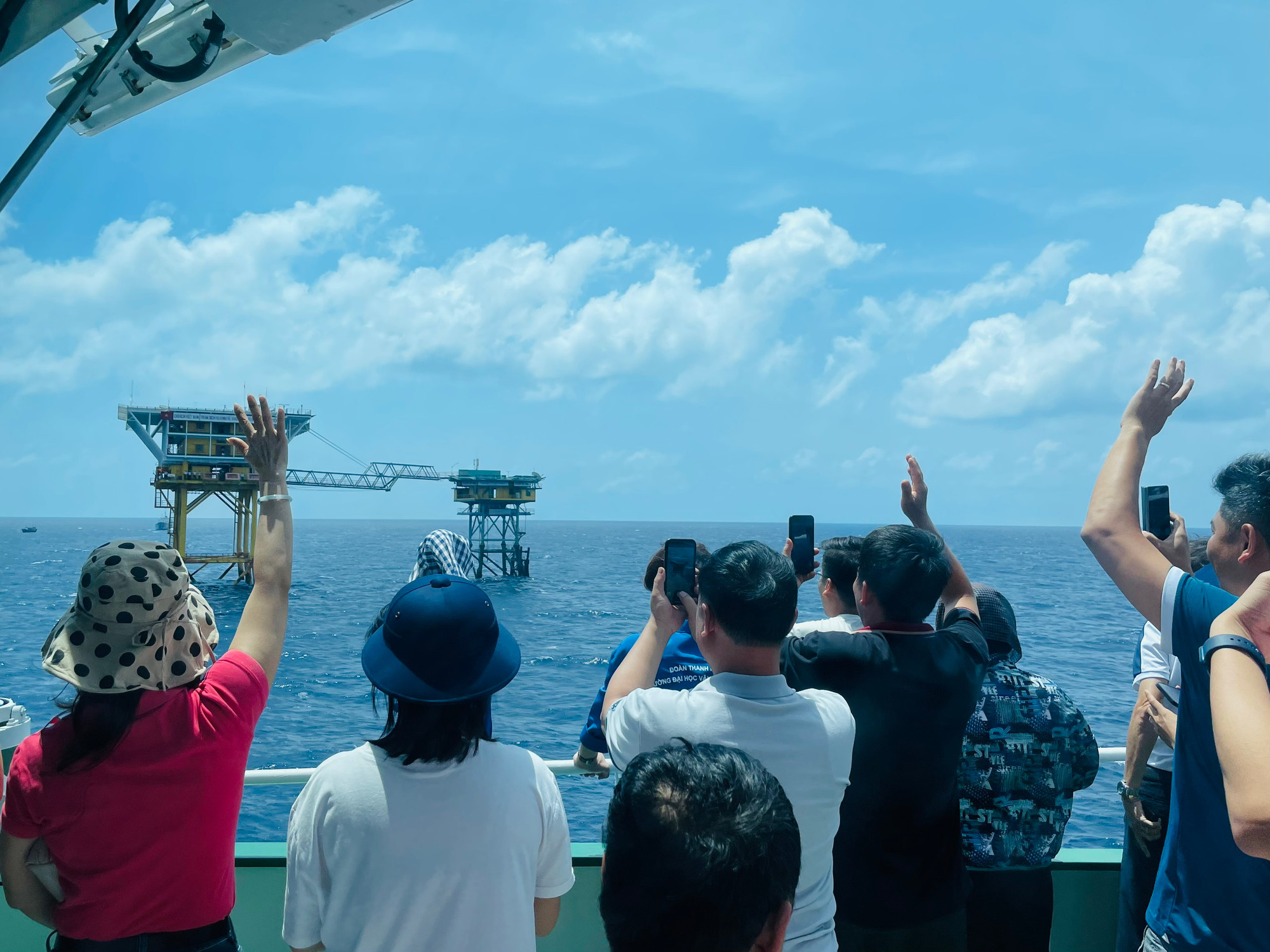 Các thành viên đoàn công tác lưu luyến tạm biệt các chiến sĩ trên nhà giàn DKI/15.