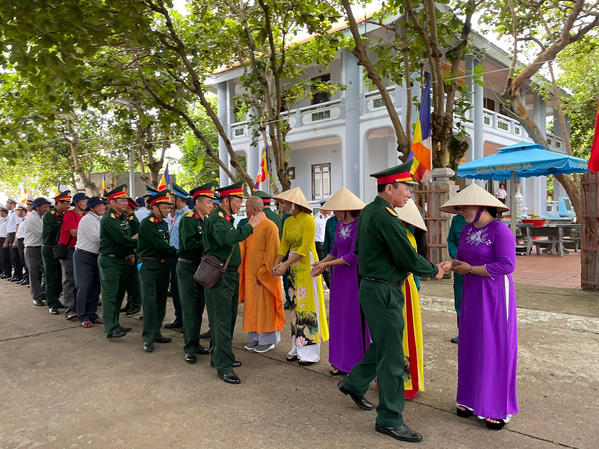 Cán bộ chiến sĩ và nhân dân trên đảo Trường Sa vui mừng đón đoàn công tác đến thăm, làm việc.