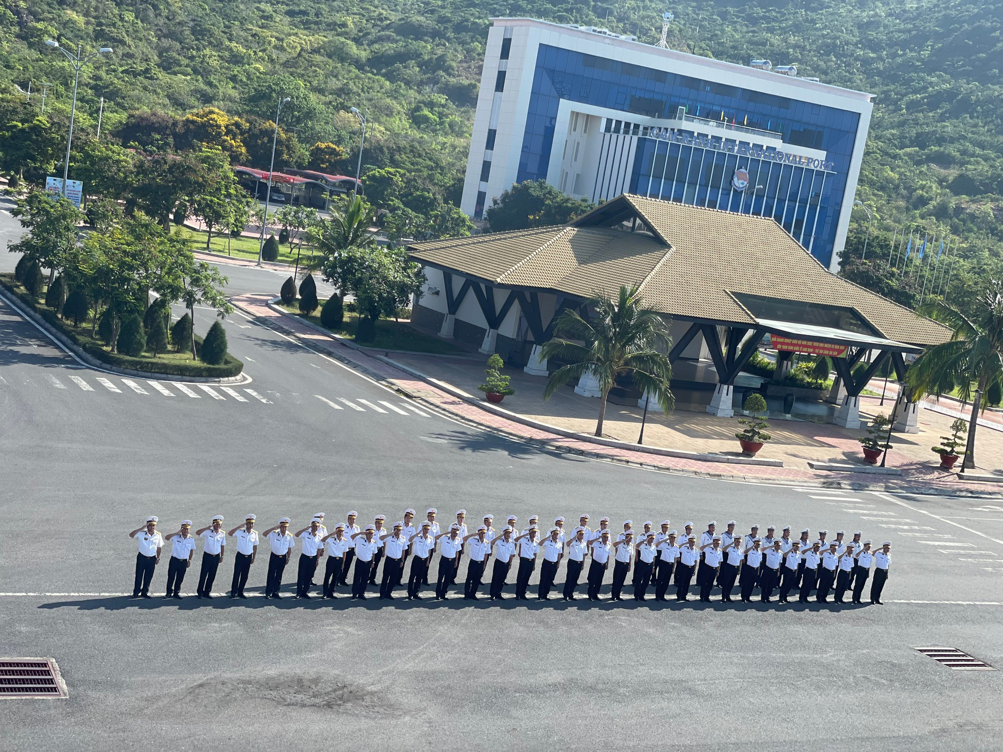 Nghi thức tiễn đoàn công tác xuất bến.