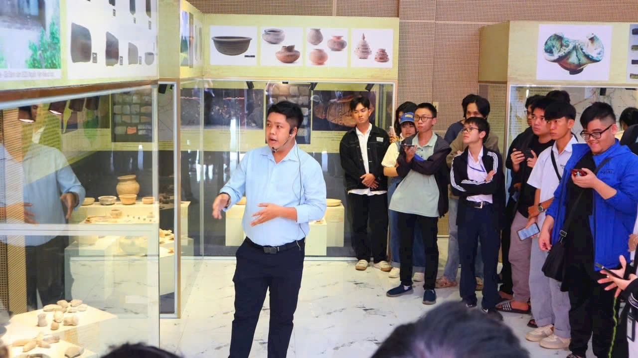 Ngày càng có nhiều người trẻ tìm đến khám phá và trải nghiệm văn hóa Óc Eo-Ba Thê. Ngày càng có nhiều người trẻ tìm đến khám phá và trải nghiệm văn hóa Óc Eo-Ba Thê.