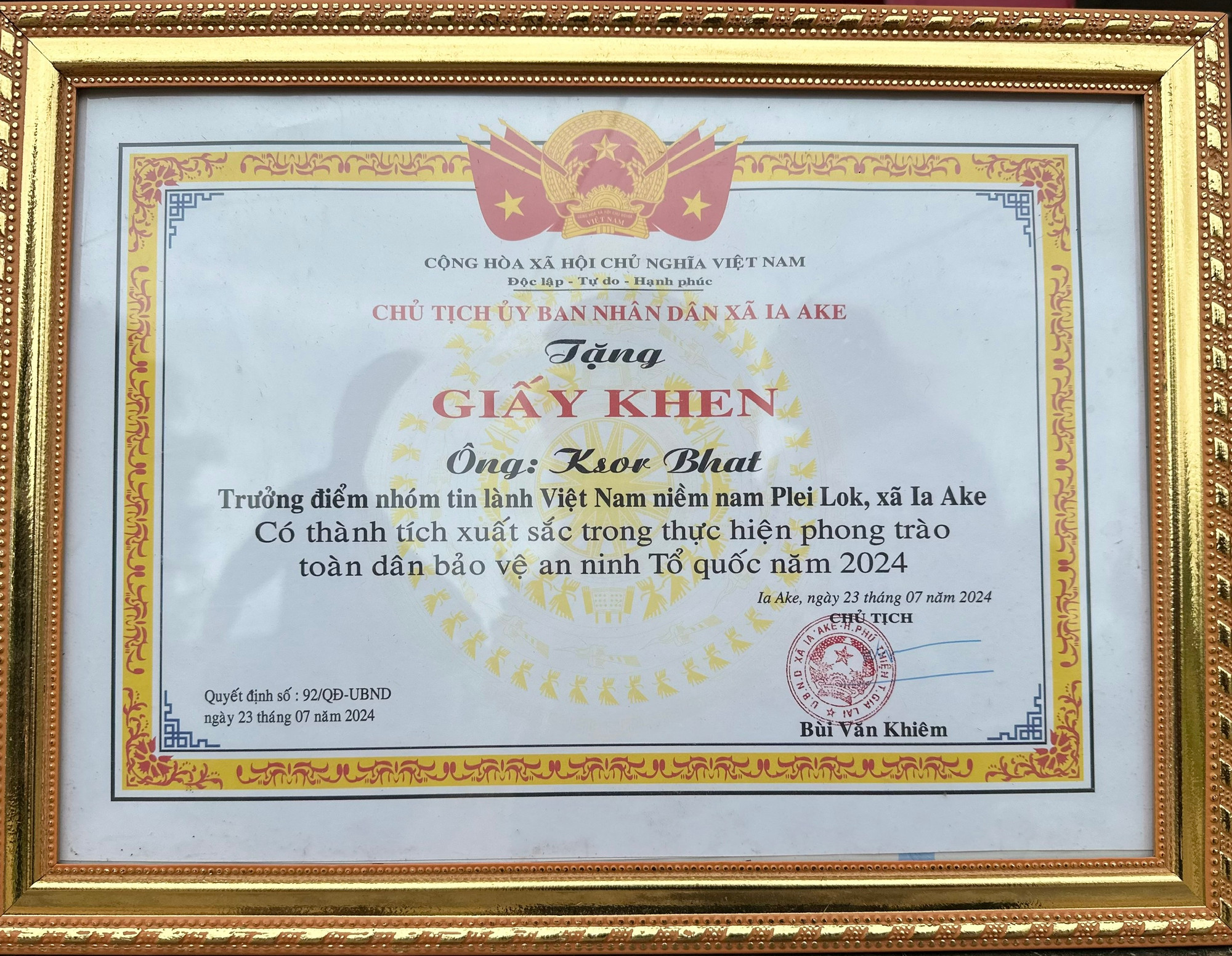 Do có những thành tích nổi bật trong phong trào toàn dân bảo vệ an ninh Tổ quốc, ông Ksor Bhat đã được UBND xã Ia Ake khen thưởng. (Ảnh: Hà Nhân)