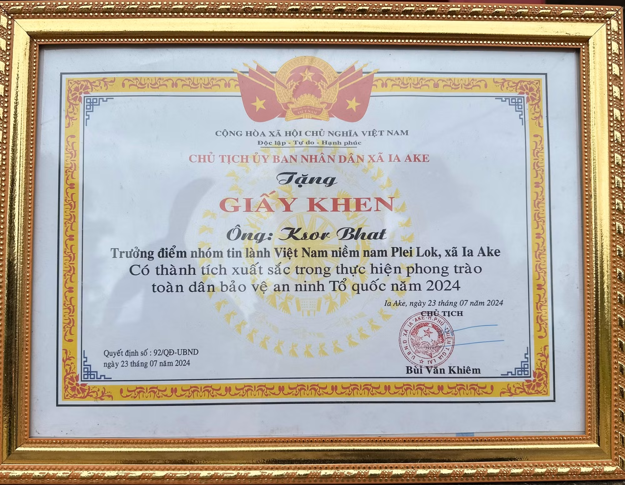 Do có những thành tích nổi bật trong phong trào toàn dân bảo vệ an ninh Tổ quốc, ông Ksor Bhat đã được UBND xã Ia Ake khen thưởng. (Ảnh: Hà Nhân)