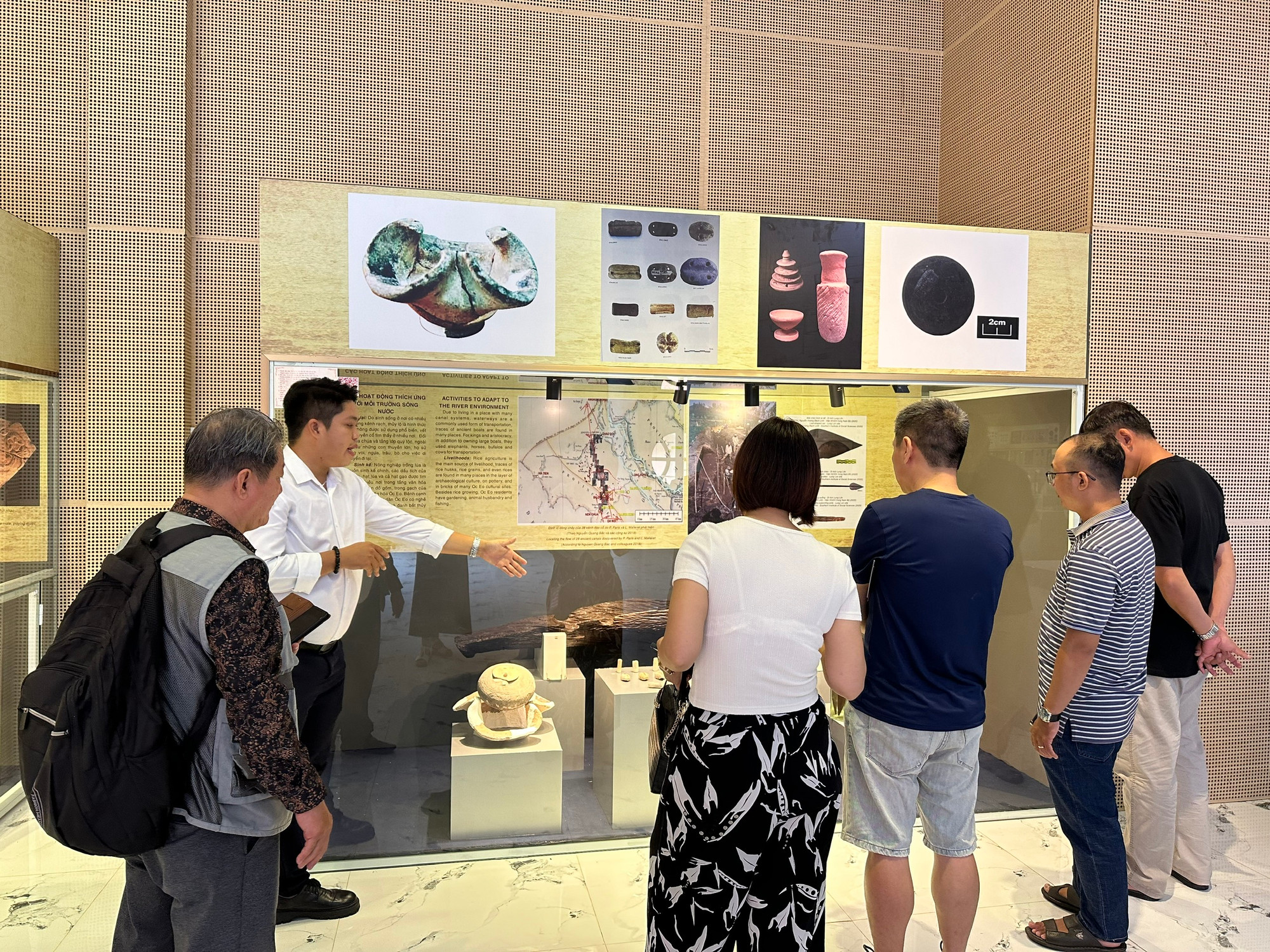 Khách tham quan Nhà trưng bày văn hóa Óc Eo. (Ảnh: Thi Phong) Khách tham quan Nhà trưng bày văn hóa Óc Eo. (Ảnh: Thi Phong)