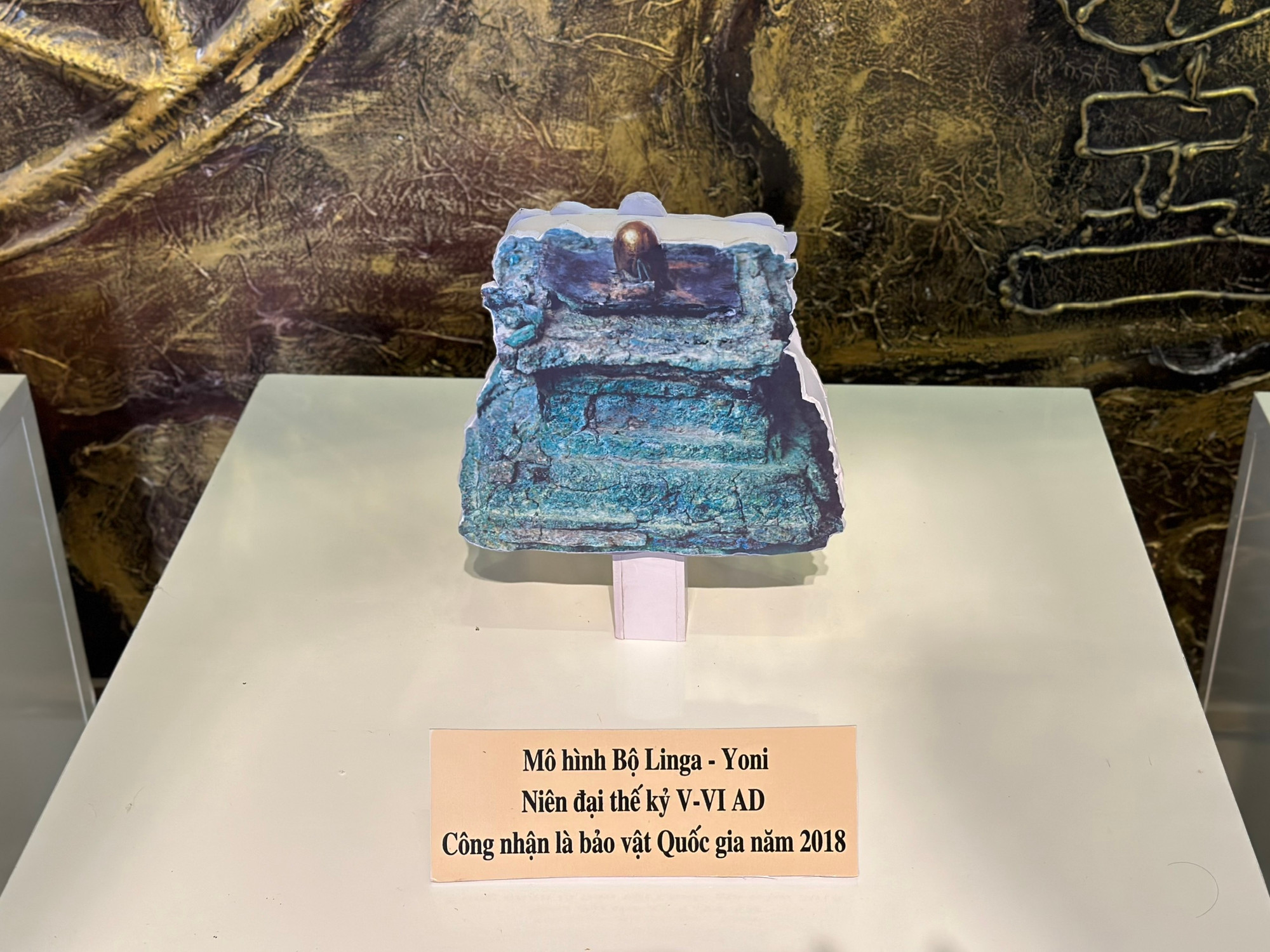 Mô hình bộ Linga-Yoni. Mô hình bộ Linga-Yoni.