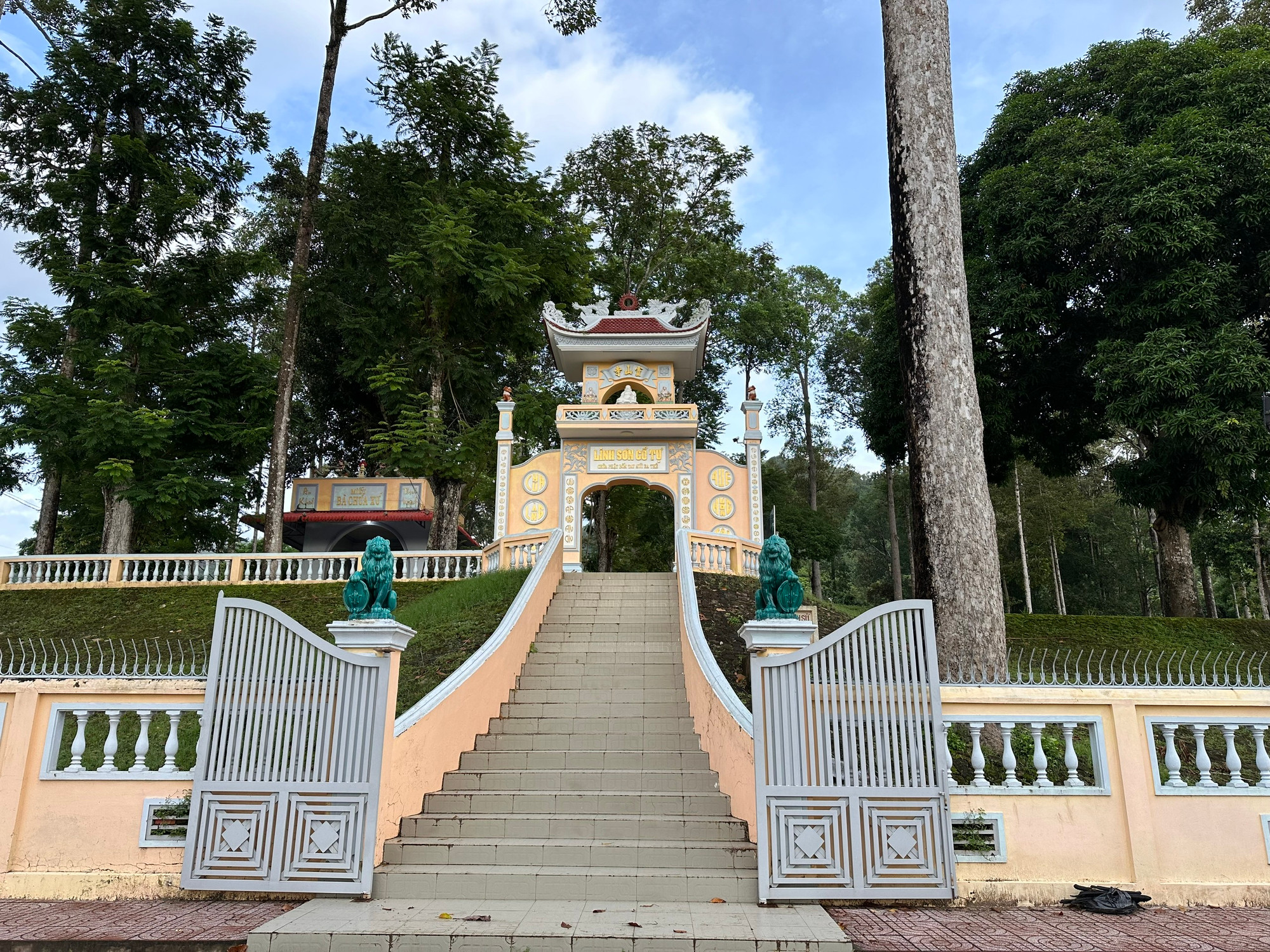 Đường lên chùa Linh Sơn đã được cải tạo khang trang. Đường lên chùa Linh Sơn đã được cải tạo khang trang.