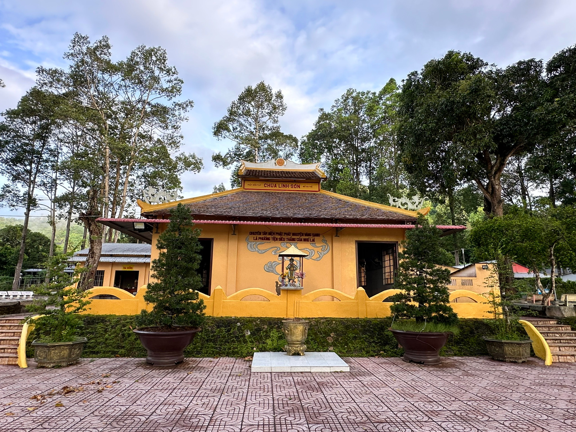 Chùa Linh Sơn còn được gọi là chùa Phật bốn tay núi Ba Thê, tọa lạc tại xã Vọng Thê (nay là thị trấn Óc Eo), huyện Thoại Sơn, tỉnh An Giang, Việt Nam. Đây là một di tích cấp quốc gia, và là một trong những địa điểm hành hương nổi tiếng của tỉnh. Chùa Linh Sơn còn được gọi là chùa Phật bốn tay núi Ba Thê, tọa lạc tại xã Vọng Thê (nay là thị trấn Óc Eo), huyện Thoại Sơn, tỉnh An Giang, Việt Nam. Đây là một di tích cấp quốc gia, và là một trong những địa điểm hành hương nổi tiếng của tỉnh.