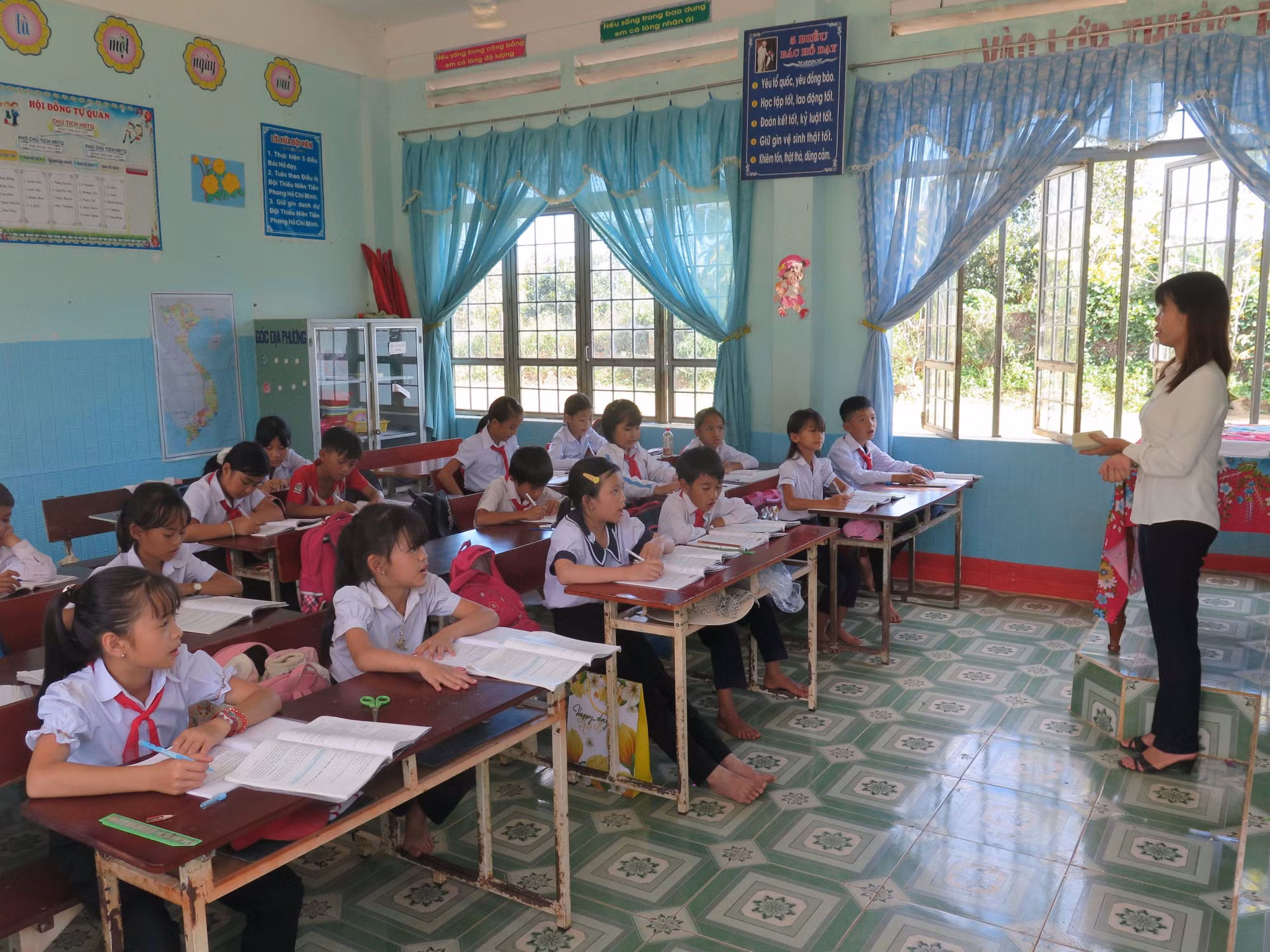 Trường Tiểu học Bế Văn Đàn tại thôn Đăk Mế (Kon Tum) có hơn 70 em học sinh là người Brâu.