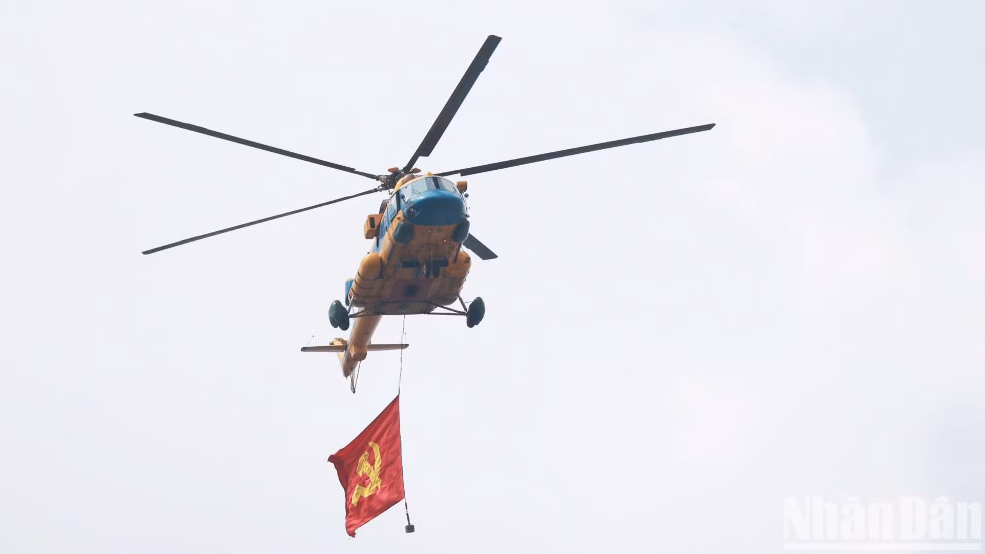 Trực thăng bay huấn luyện trên bầu trời Thành phố Hồ Chí Minh.