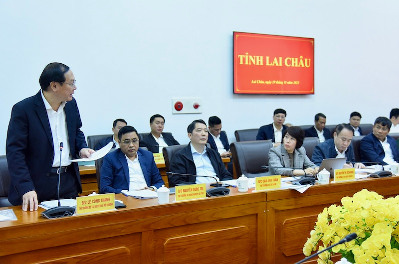 Thứ trưởng Bộ Tài nguyên và Môi trường Lê Công Thành phát biểu.