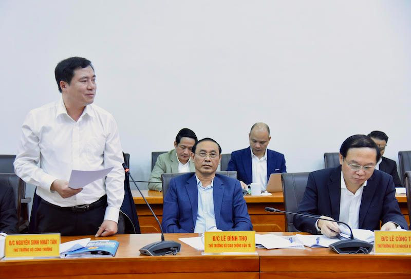 Thứ trưởng Bộ Công thương Nguyễn Sinh Nhật Tân phát biểu.