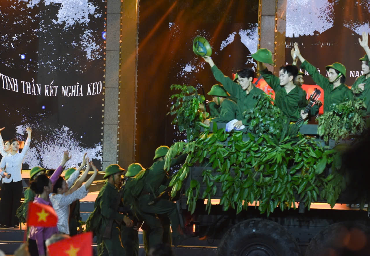 Tiết mục văn nghệ tại chương trình nghệ thuật “Vang mãi khúc khải hoàn” Tiết mục văn nghệ tại chương trình nghệ thuật “Vang mãi khúc khải hoàn”