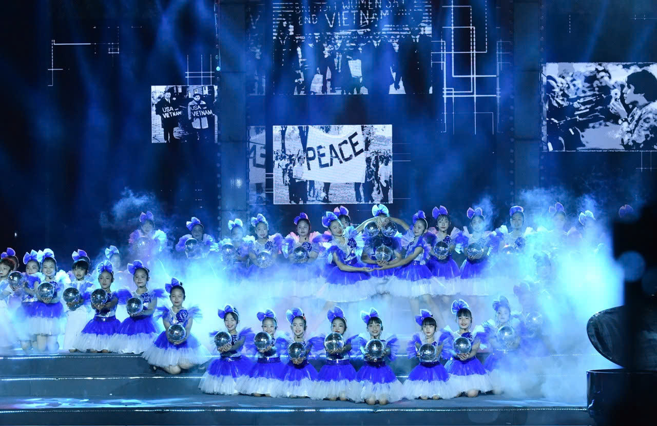 Tiết mục văn nghệ tại chương trình nghệ thuật “Vang mãi khúc khải hoàn” Tiết mục văn nghệ tại chương trình nghệ thuật “Vang mãi khúc khải hoàn”