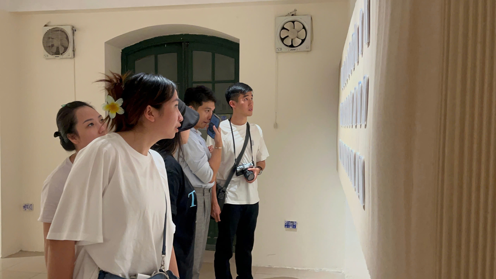 Khách tham quan triển lãm.