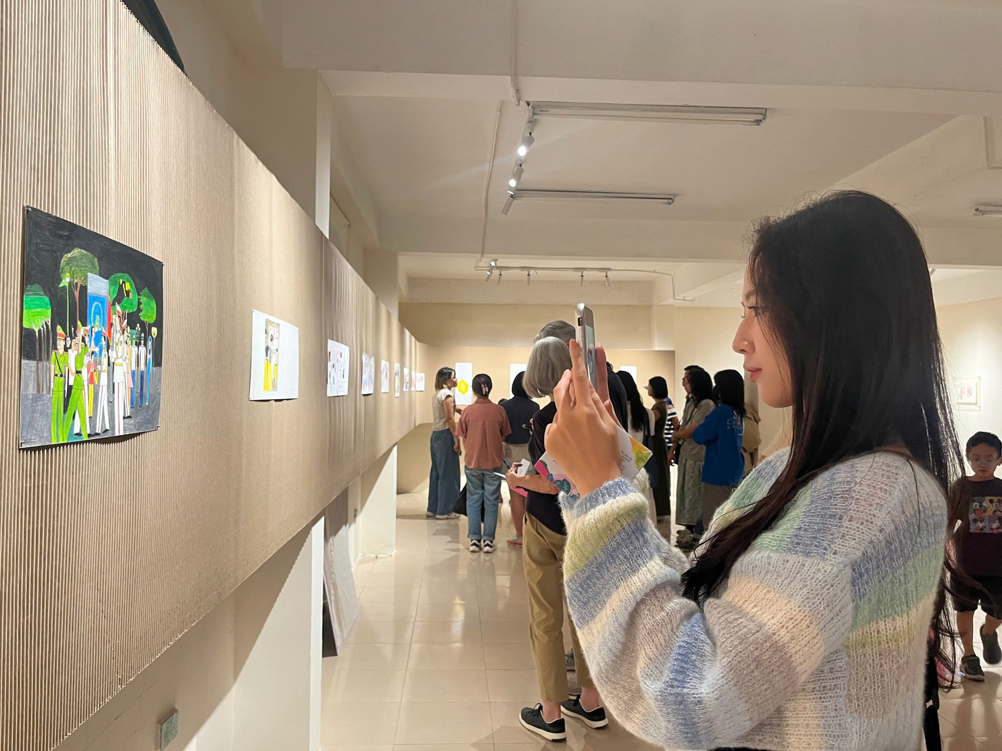 Tham quan triển lãm, mọi người thêm thấu hiểu và đồng cảm với các em nhỏ tự kỷ.