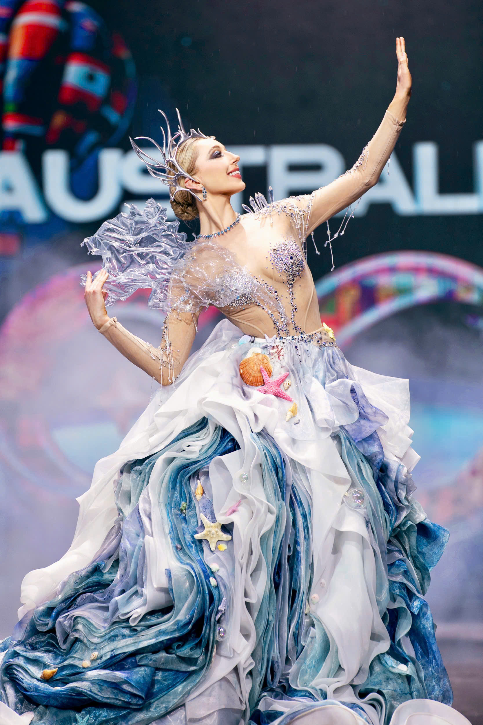 Miss Cosmo Úc với bộ trang phục dân tộc lấy cảm hứng từ đại dương bao la, điểm nhấn là các sinh vật ở biển đính kết trên đầm. Miss Cosmo Úc với bộ trang phục dân tộc lấy cảm hứng từ đại dương bao la, điểm nhấn là các sinh vật ở biển đính kết trên đầm.