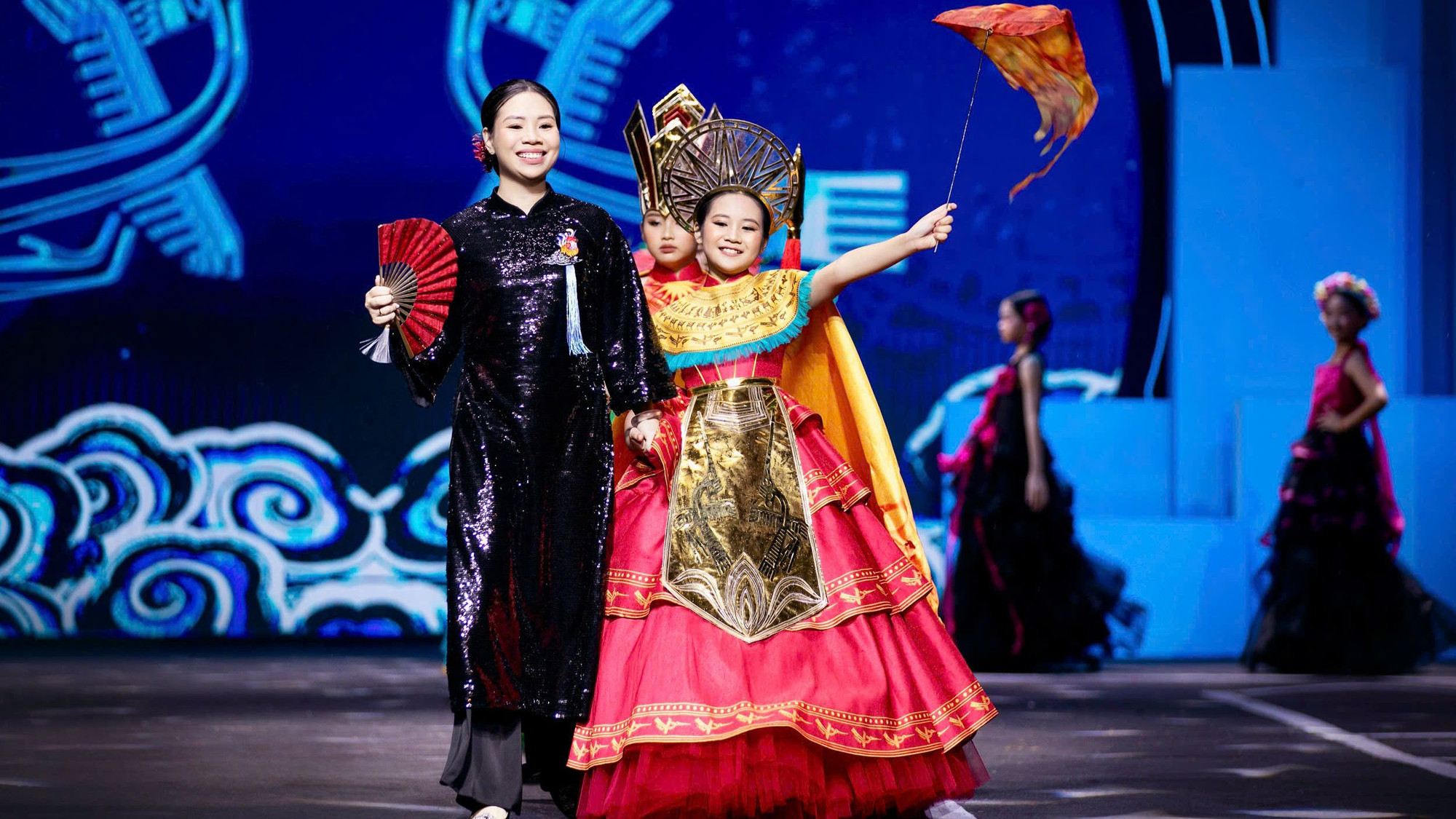 Show diễn đã mang đến những thiết kế dành cho trẻ em với hơi hướng dân tộc, thuần Việt song vẫn có nét đặc trưng riêng và sự trẻ trung tiệm cận với xu hướng thời trang quốc tế. Show diễn đã mang đến những thiết kế dành cho trẻ em với hơi hướng dân tộc, thuần Việt song vẫn có nét đặc trưng riêng và sự trẻ trung tiệm cận với xu hướng thời trang quốc tế.