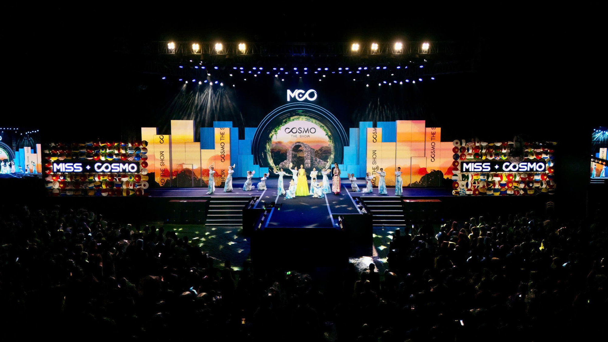 Đêm trình diễn với nhiều dấu ấn đặc biệt, trong đó nhiều khán giả ấn tượng mạnh đến không gian sân khấu hoành tráng của Khu du lịch sinh thái Thung Nham. Đêm trình diễn với nhiều dấu ấn đặc biệt, trong đó nhiều khán giả ấn tượng mạnh đến không gian sân khấu hoành tráng của Khu du lịch sinh thái Thung Nham.