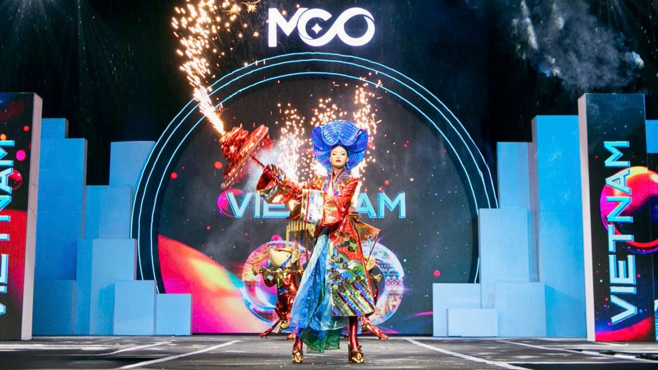 Đại diện Việt Nam, Bùi Xuân Hạnh trình diễn trang phục dân tộc với tên gọi Tý Hỷ, được lấy cảm hứng từ bức tranh đám cưới chuột của làng tranh dân gian Đông Hồ để kể về câu chuyện ngày cưới trên khắp mọi miền đất nước Việt Nam. Đại diện Việt Nam, Bùi Xuân Hạnh trình diễn trang phục dân tộc với tên gọi Tý Hỷ, được lấy cảm hứng từ bức tranh đám cưới chuột của làng tranh dân gian Đông Hồ để kể về câu chuyện ngày cưới trên khắp mọi miền đất nước Việt Nam.