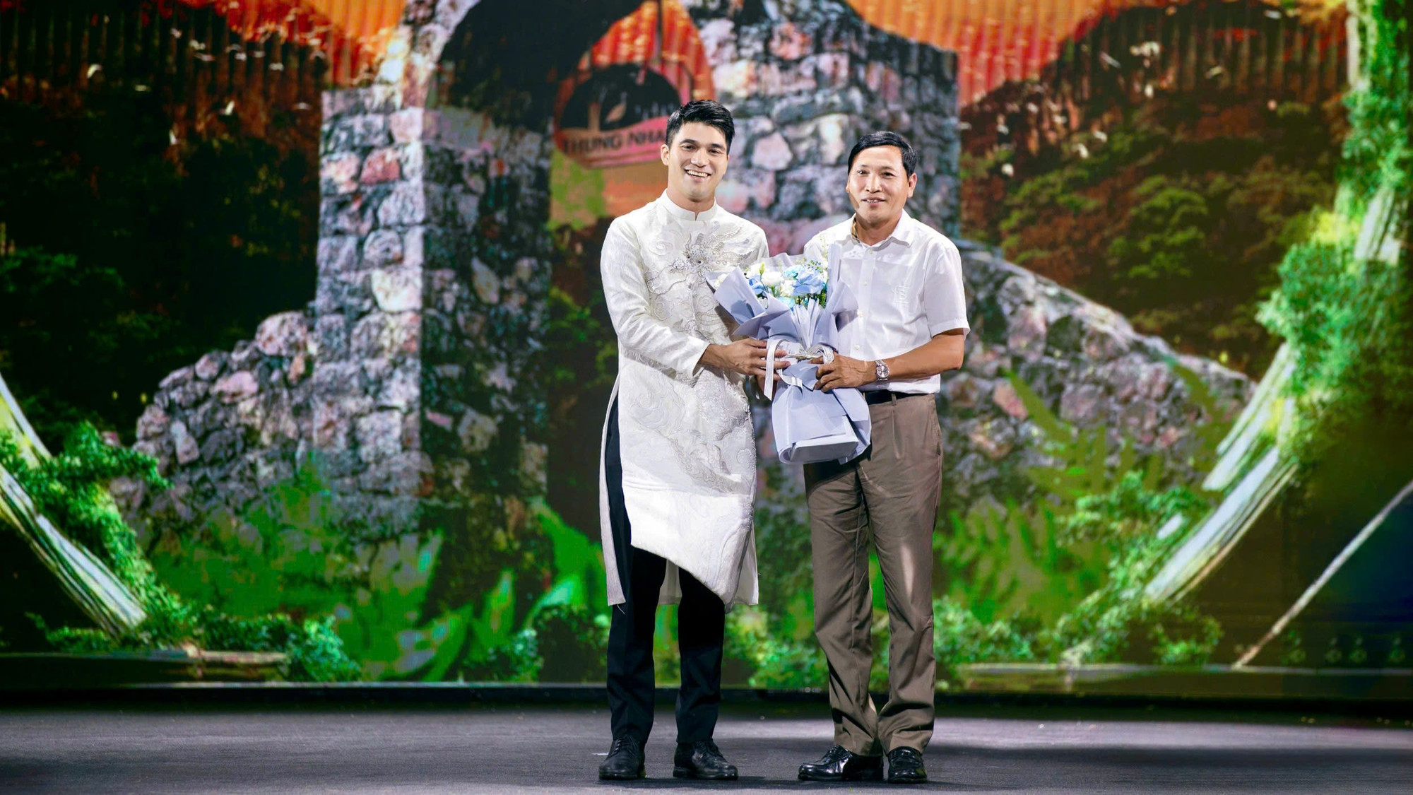 Đại diện Ban tổ chức tặng hoa cho đại diện Khu du lịch sinh thái Thung Nham - đơn vị đăng cai tổ chức chương trình. Đại diện Ban tổ chức tặng hoa cho đại diện Khu du lịch sinh thái Thung Nham - đơn vị đăng cai tổ chức chương trình.